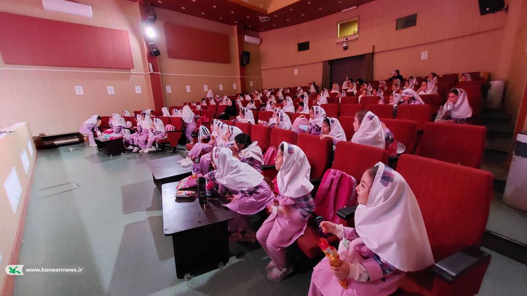 نمایش «بچه‌زرنگ» به کارگردانی فرهاد ابوالفضلی روی صحنه رفت