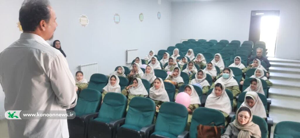 برنامه "ماه نشست ادبی بر شانههای پروانه" در مرکز صالح آباد برگزار شد