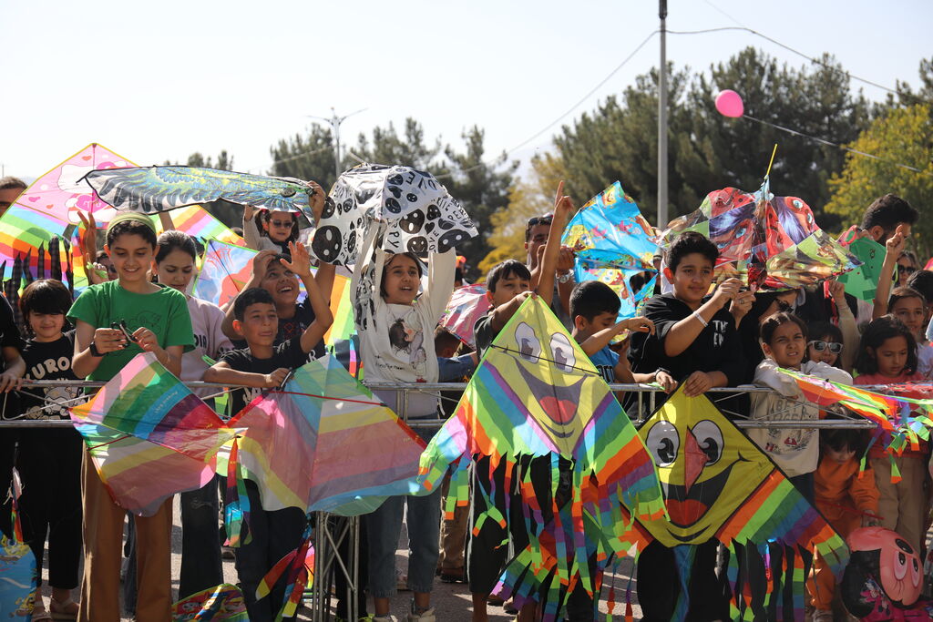 خنده کودکان با یاد کودکان شهید درآمیخت