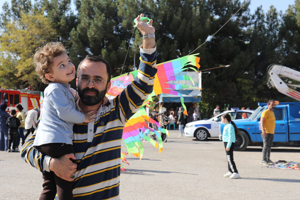 خنده کودکان با یاد کودکان شهید درآمیخت