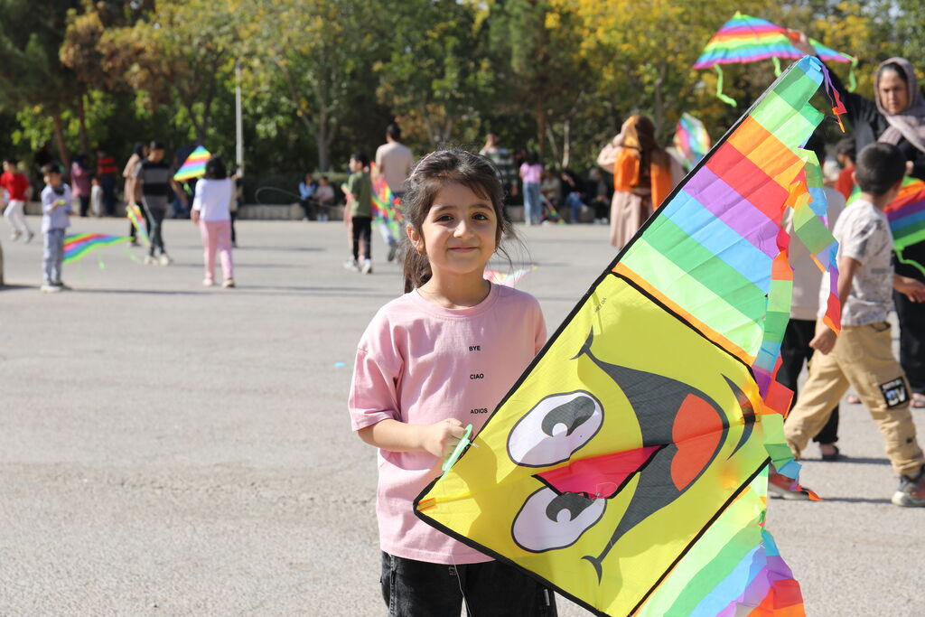 خنده کودکان با یاد کودکان شهید درآمیخت