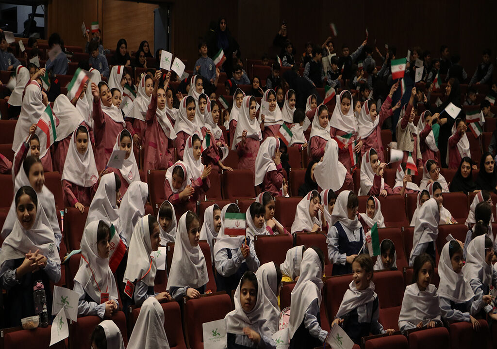 .
شور و نشاط در پایتخت باران/ جشن پایانی  هفته ملی کودک در رشت برگزارشد