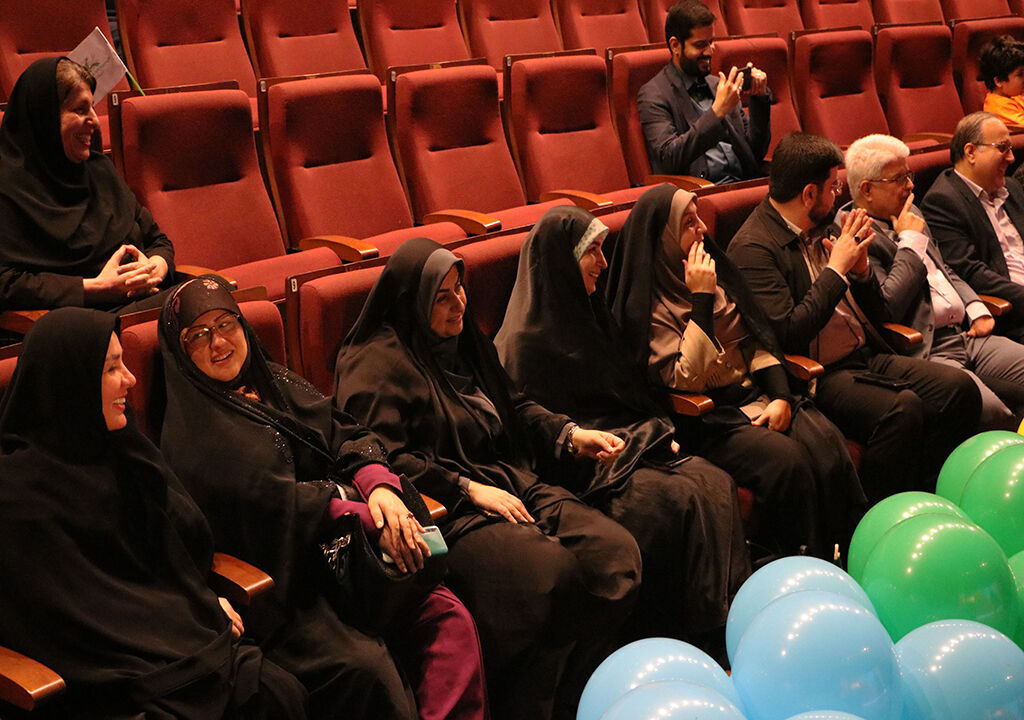 .
شور و نشاط در پایتخت باران/ جشن پایانی  هفته ملی کودک در رشت برگزارشد