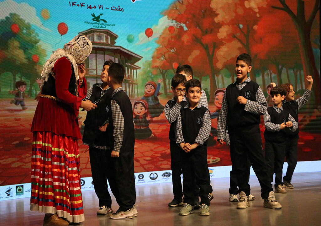 .
شور و نشاط در پایتخت باران/ جشن پایانی  هفته ملی کودک در رشت برگزارشد