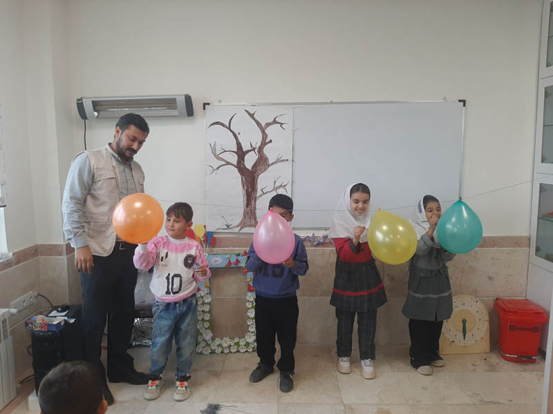 برنامههای با نشاط هفته ملی کودک در روستاهای تکهچی و مرتضیکَندی پارسآباد اجرا شد