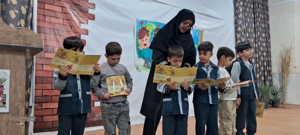 در جشن "نوخوانها"ی کانون کنگاور، کودکان با هم و برای هم خواندند