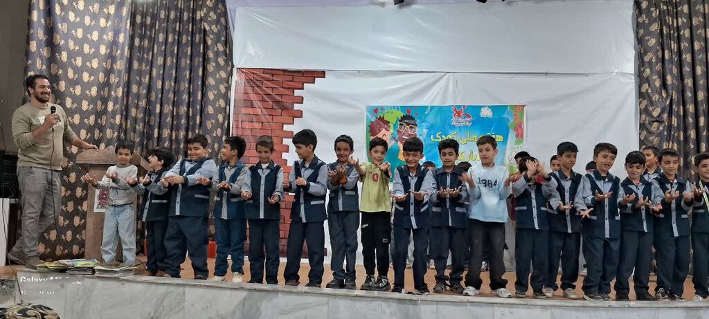 در جشن "نوخوانها"ی کانون کنگاور، کودکان با هم و برای هم خواندند