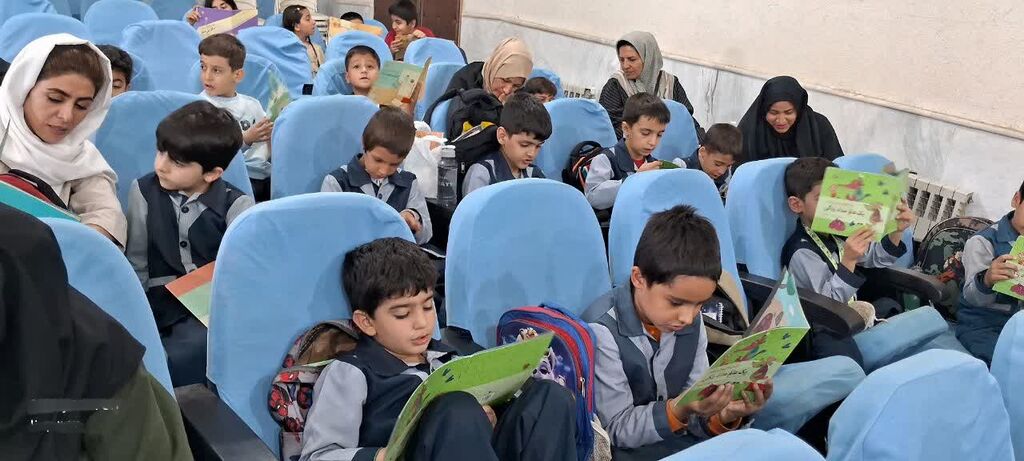 در جشن "نوخوانها"ی کانون کنگاور، کودکان با هم و برای هم خواندند