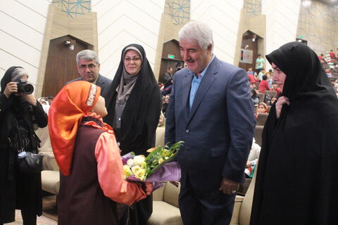 در آخرین روز از هفته ملی کودک و در یک جشن باشکوه، یک روز به یادماندنی برای کودکان در سالن همایش خاوران رقم خورد.
