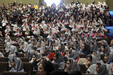 در آخرین روز از هفته ملی کودک و در یک جشن باشکوه، یک روز به یادماندنی برای کودکان در سالن همایش خاوران رقم خورد.