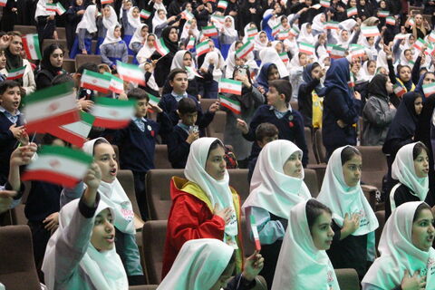 در آخرین روز از هفته ملی کودک و در یک جشن باشکوه، یک روز به یادماندنی برای کودکان در سالن همایش خاوران رقم خورد.