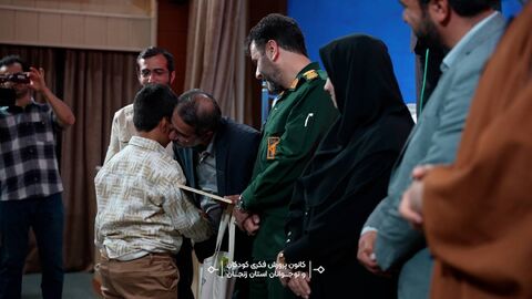 تجلیل از فرزندان شهدای ۱۲ روزه زنجان در ویژه‌برنامه «بابای قهرمان من»
