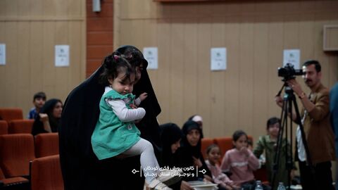 تجلیل از فرزندان شهدای ۱۲ روزه زنجان در ویژه‌برنامه «بابای قهرمان من»