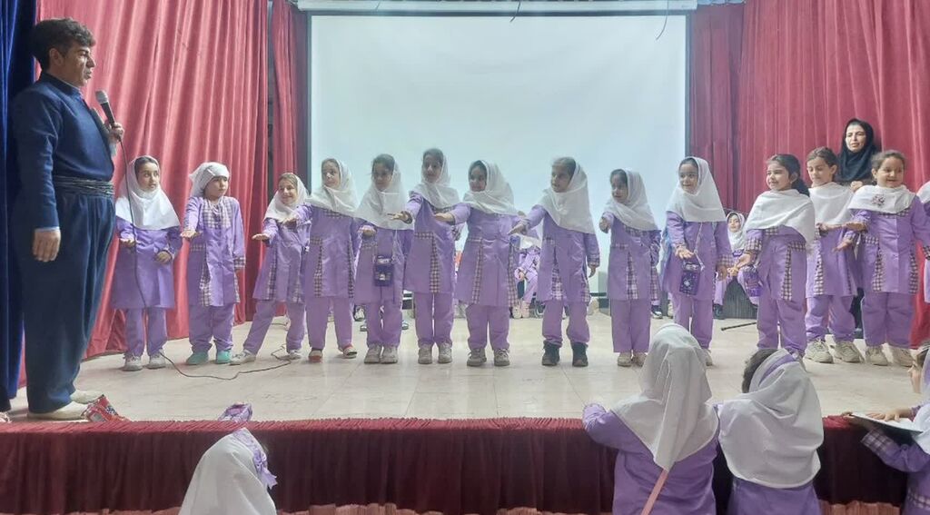 جشن نوخوانها با شادی و موسیقی در مرکز روانسر