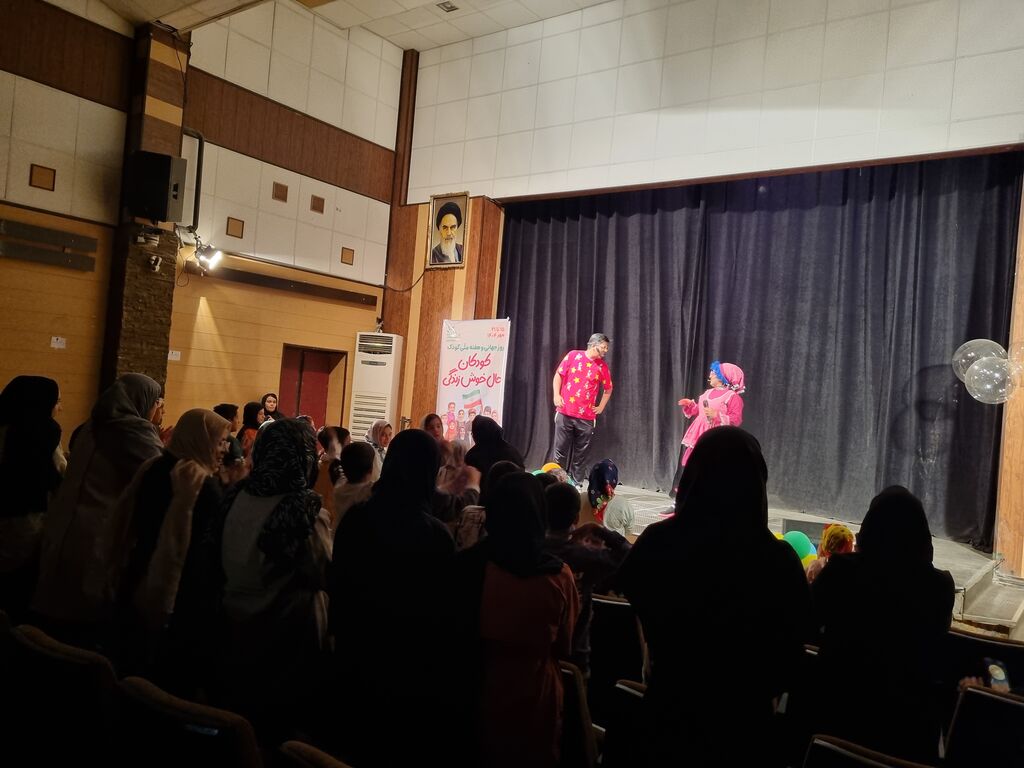 لبخند و نمایش برای بچههای بیمار و شیرخوارگاه