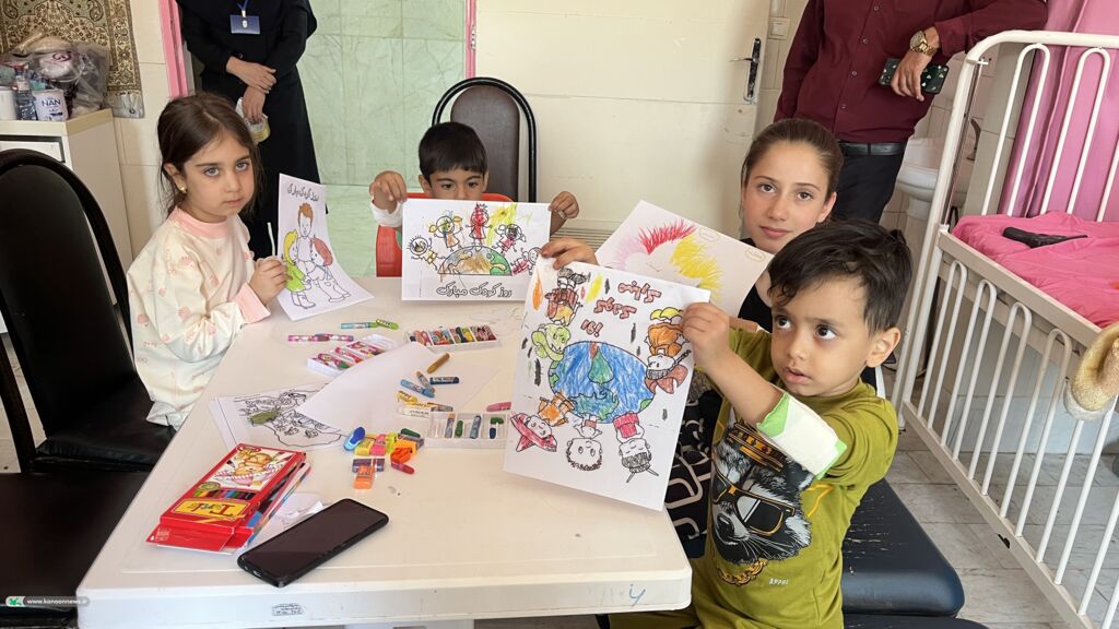 رسم لبخند بر چهره مهربانی؛ میهمانی کانون پرورش فکری در بیمارستان کودکان یاسوج