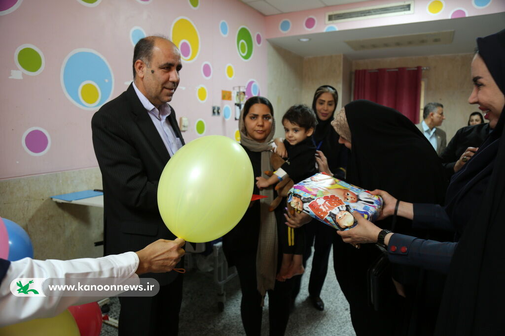 عیادت از کودکان بیمار بستری در بیمارستان