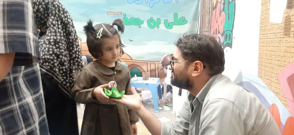 در شب وفات حضرت موسی مبرقع(ع)؛ غرفه فرهنگیهنری کانون پرورش فکری قم میزبان مسئولان و زائران شد