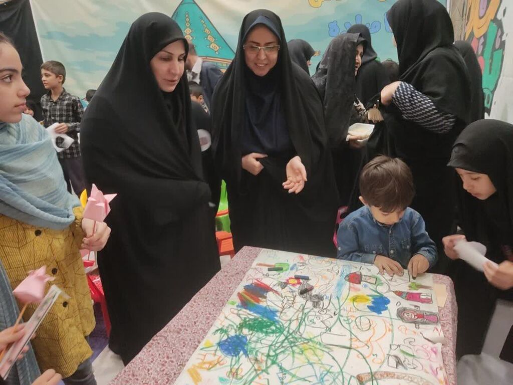 در شب وفات حضرت موسی مبرقع(ع)؛ غرفه فرهنگیهنری کانون پرورش فکری قم میزبان مسئولان و زائران شد