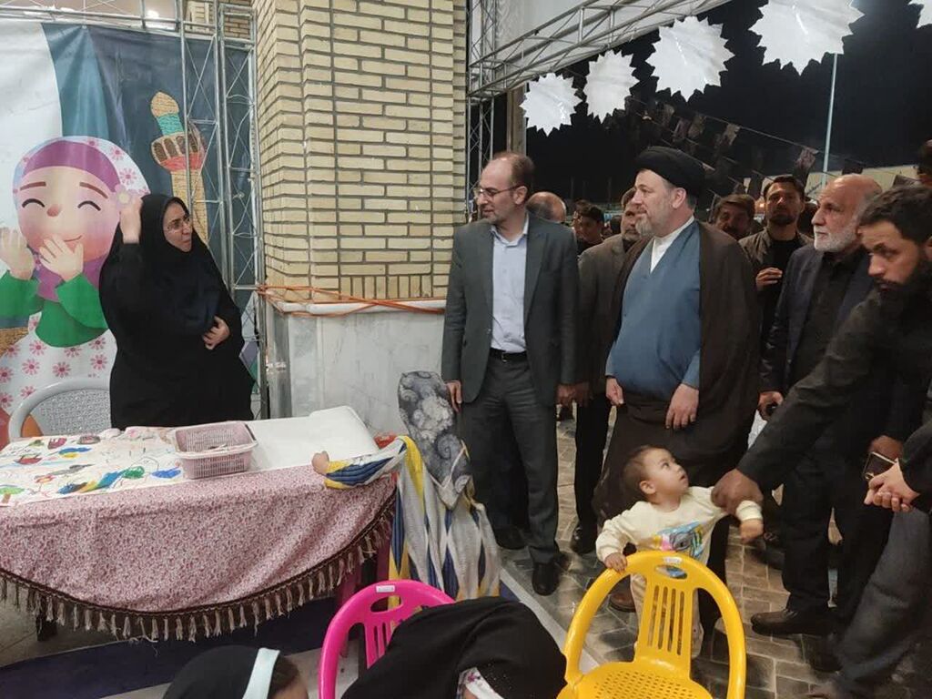 در شب وفات حضرت موسی مبرقع(ع)؛ غرفه فرهنگیهنری کانون پرورش فکری قم میزبان مسئولان و زائران شد