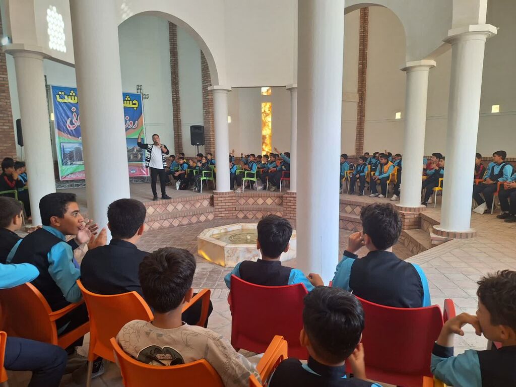 ایستگاه قصهگویی و اریگامی در باغ ایرانی دامغان