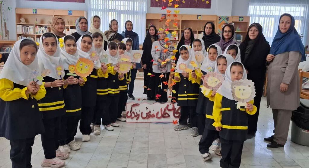 دانشآموزان دوم ابتدایی بسطام، در سومین روز جشن نوخوانها با خلق باغ وحش کاغذی هنر آفرینی کردند