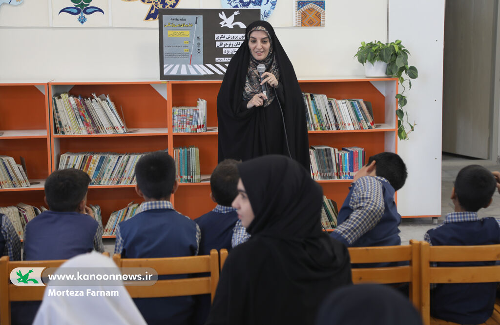 ویژهبرنامه دنیای بیرنگی در مرکز فراگیر یزد برگزار شد