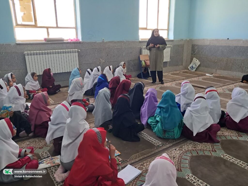 حضور مربیان کانون در مدارس؛ هدیهای از جنس شادی برای دانشآموزان سیستان و بلوچستانی در هفته ملی کودک