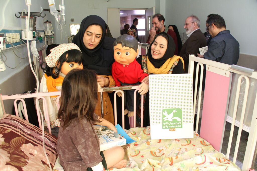 دیدار مدیرعامل کانون با کودکان بیمار در بیمارستان بهرامی