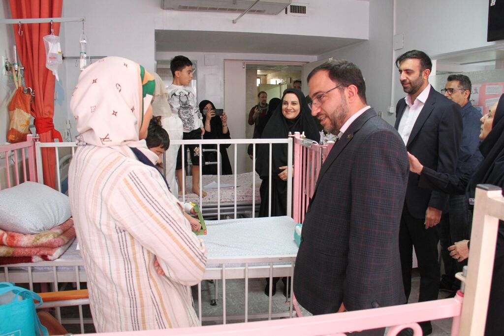 عیادت از کودکان بیمار در بیمارستان بهرامی دیدار مدیرعامل کانون با کودکان بیمار در بیمارستان بهرامی
