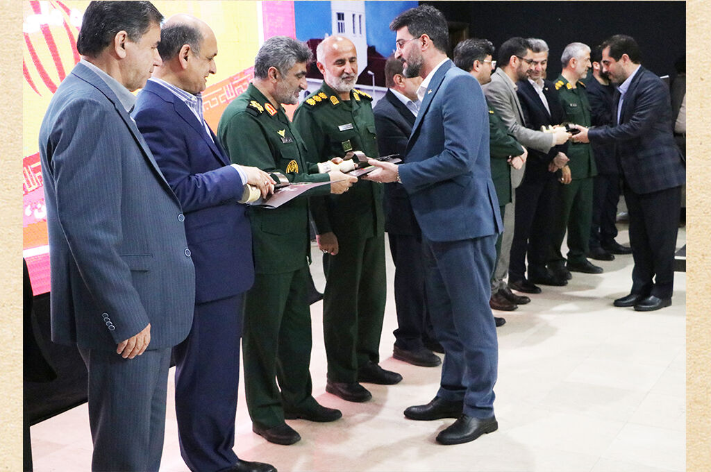 تجلیل از کانون پرورش فکری گیلان به پاس نقشآفرینی در کنگره ۸۰۰۰ شهید استان