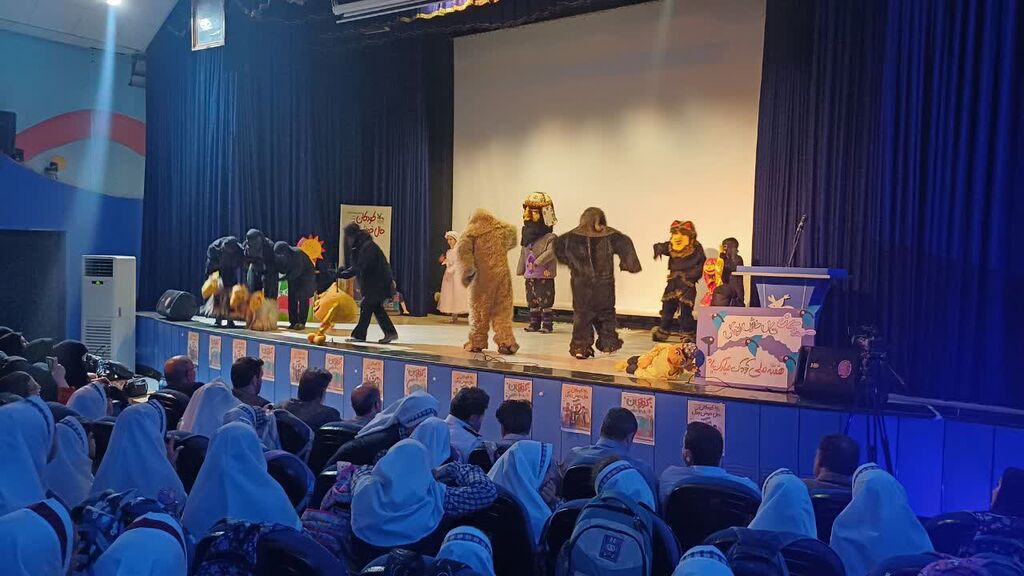 اجرای نمایش موزیکال «قصه عروسکها» در کانون کرمانشاه