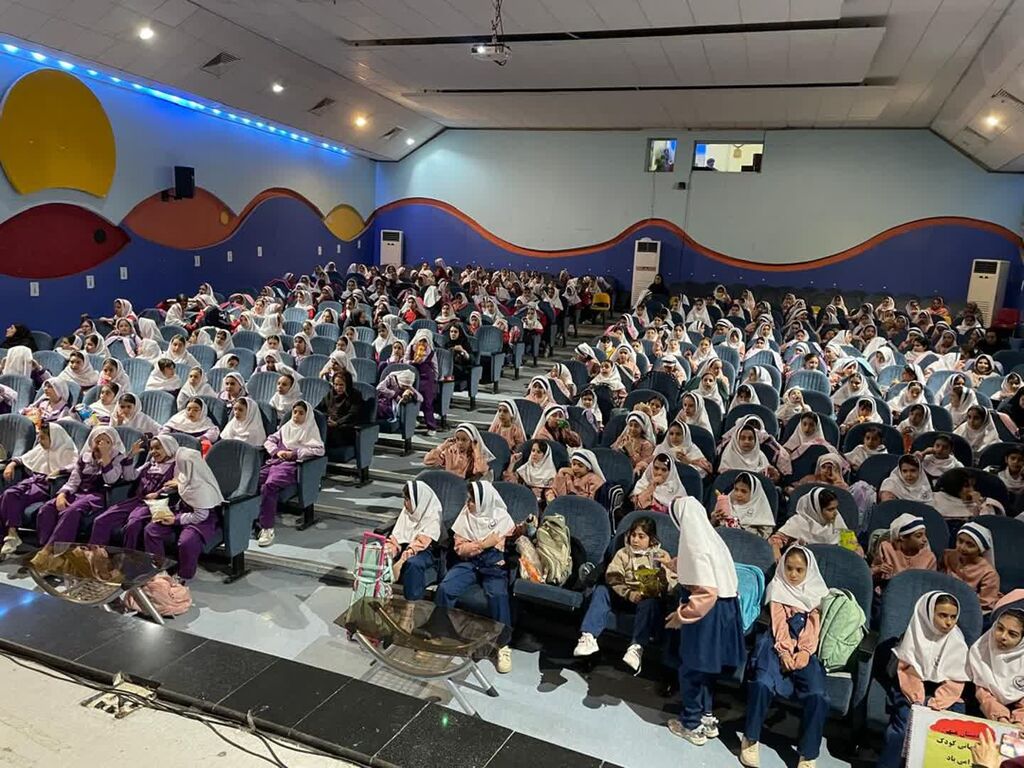 اجرای نمایش موزیکال «قصه عروسکها» در کانون کرمانشاه