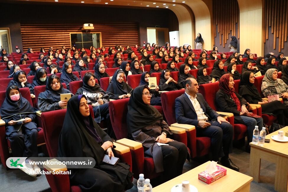 نشست نقد و بررسی کتاب «توران تور» در مدرسه ریحانه برگزار شد