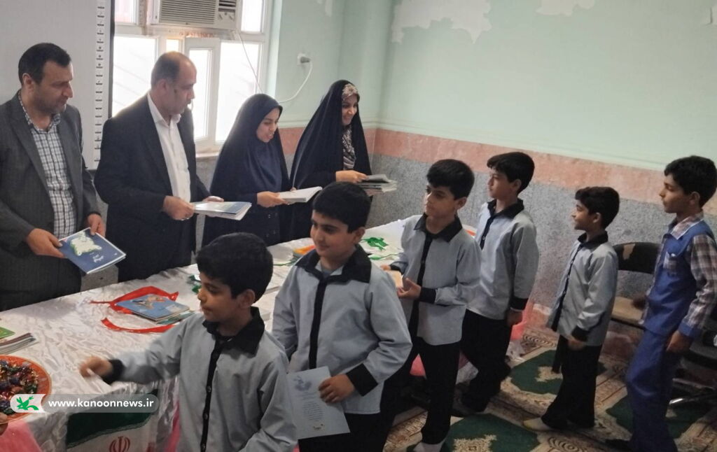 اهدا کتاب به دانشآموزان روستاهای لیلک و چاه تلخ جنوبی