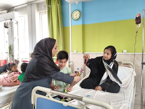 عیادت مربیان مراکز فرهنگی شماره 3 و 4 مشهد از کودکان بیمار