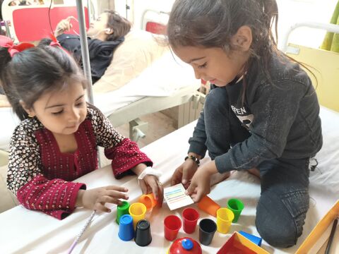 عیادت مربیان مراکز فرهنگی شماره 3 و 4 مشهد از کودکان بیمار