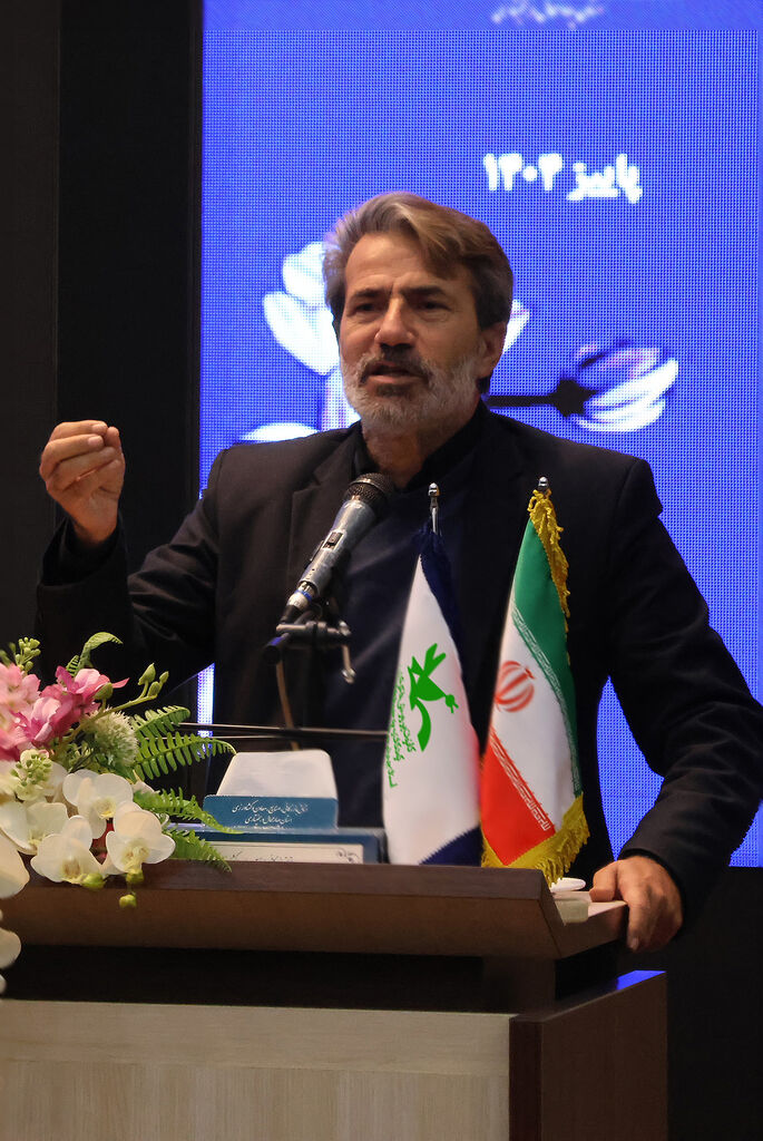 هویت ایرانی با تلاش مستمر نسلها زنده میماند