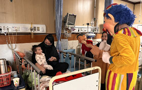 هنرمندان مرکز تئاتر کانون در کنارکودکان بیمارِ بیمارستان شهید رجایی