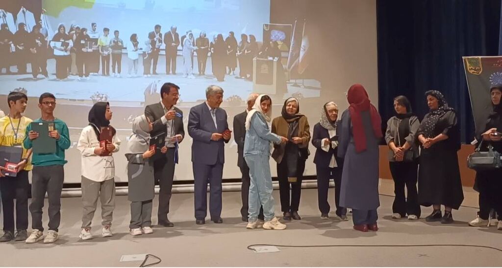 عضو کانون مرکز آباده به‌عنوان نخبه برتر جشنواره دانش‌آموزی ربیع فارس معرفی شد