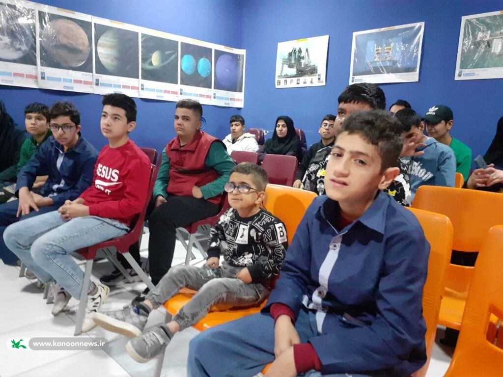 درخشش علم در نگاههای کوچک و پرسشگر