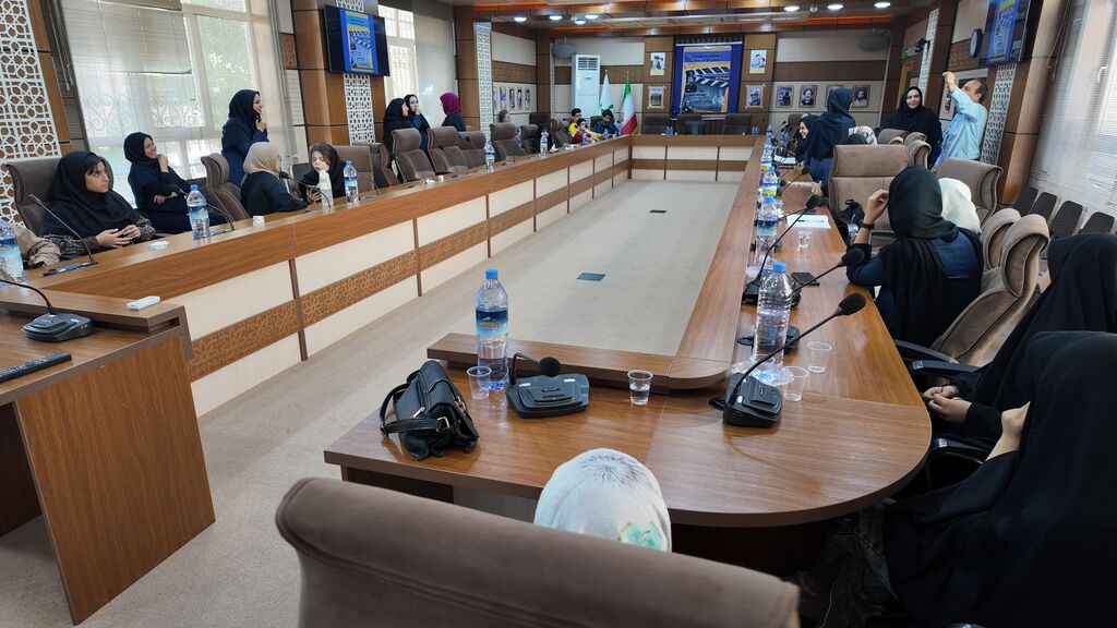 نشست تخصصی «بررسی جایگاه ادبیات در سینمای کودک و نوجوان» در کانون قم برگزار شد