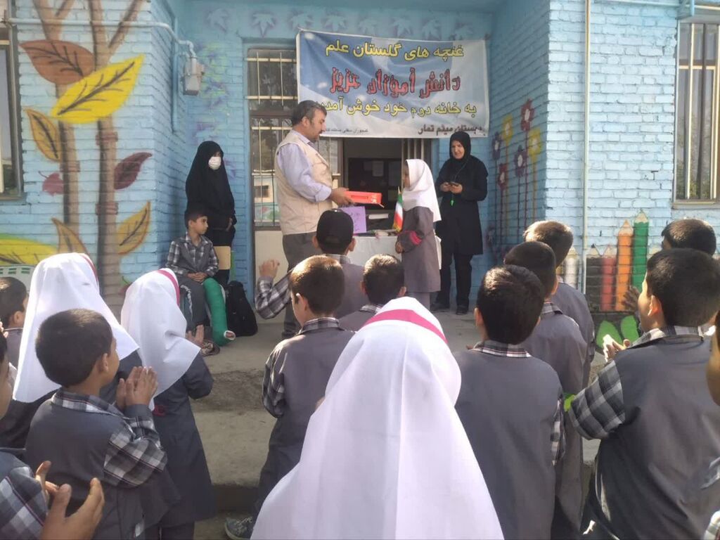 هدای جوایز به اعضای فعال مراکز سیار و پستی کانون همدان