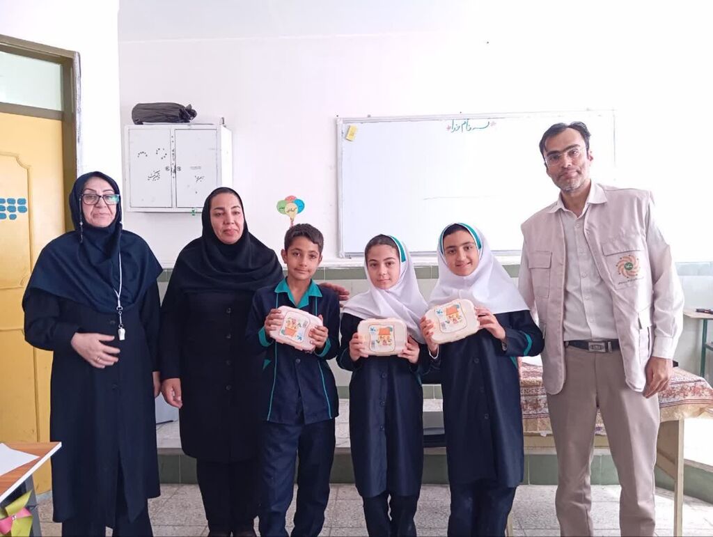 هدای جوایز به اعضای فعال مراکز سیار و پستی کانون همدان