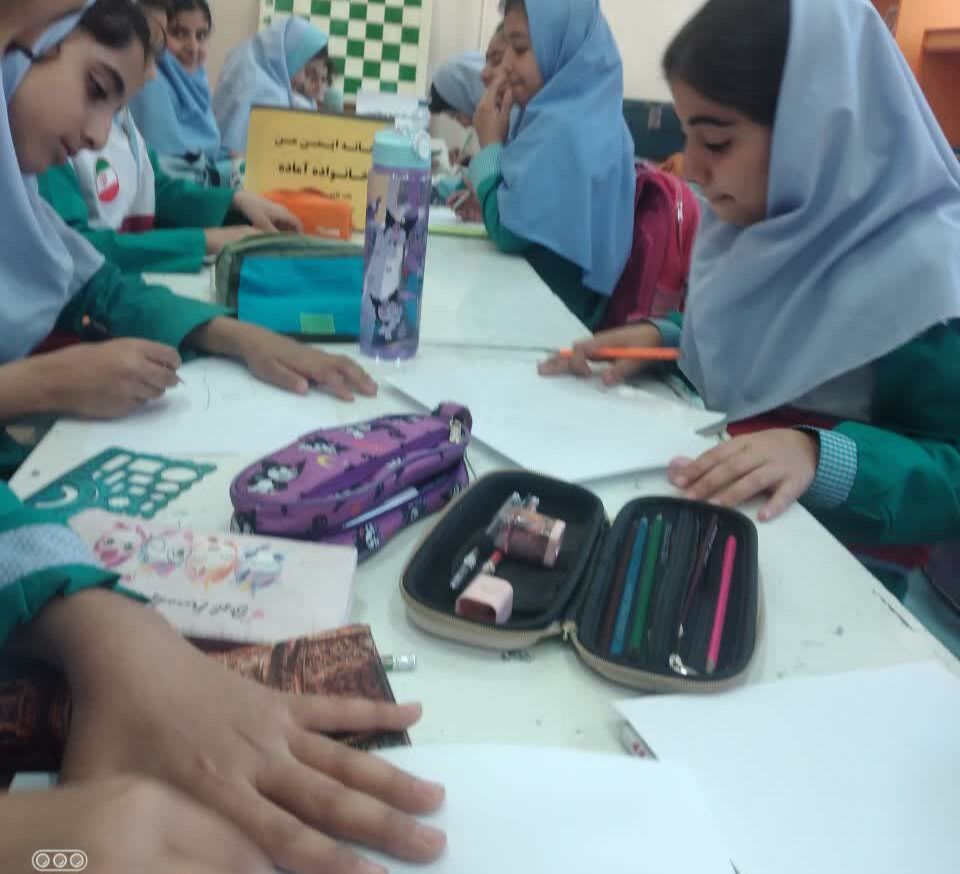 کودکان گیلانغرب با زبان نقاشی "خانه ایمن من" را آموختند