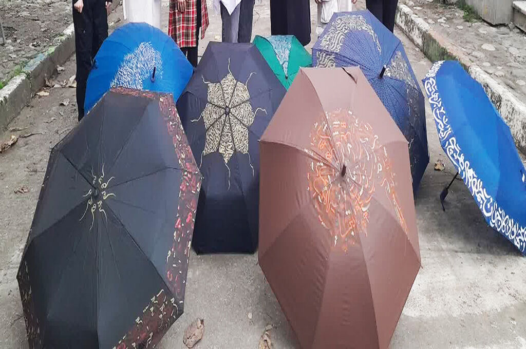 چترها به «خط» جان گرفتند/ خوش‌نویسی سایبان مهربانی‌شد