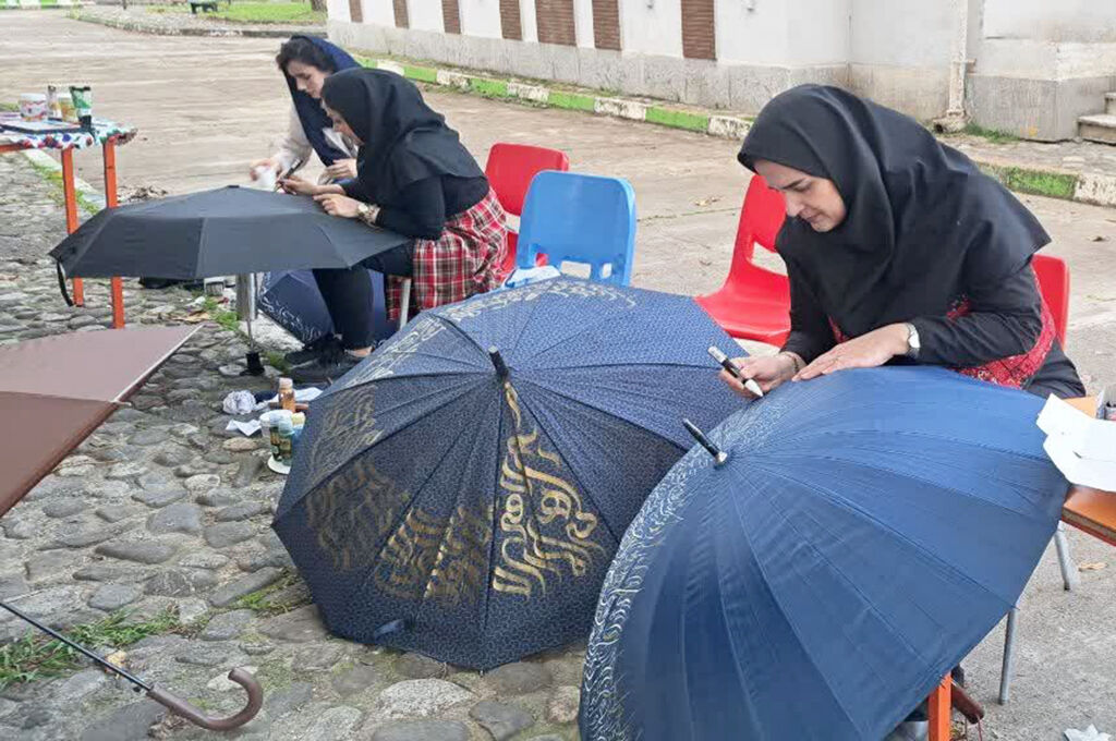 چترها به «خط» جان گرفتند/ خوش‌نویسی سایبان مهربانی‌شد