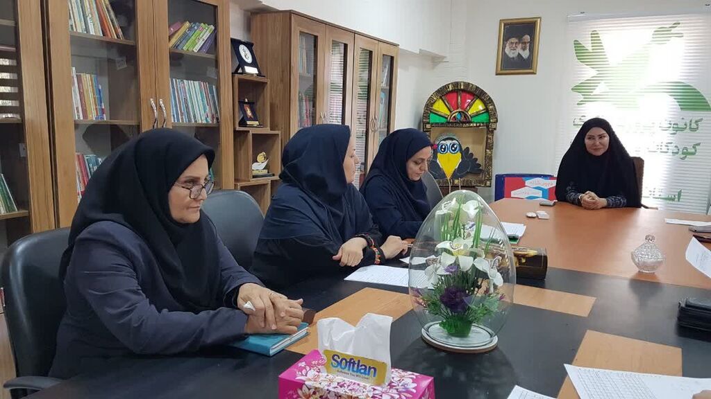 نشست هماهنگی اقدامات قصه‌گویی در دبیرخانه و مراکز کانون کرمانشاه