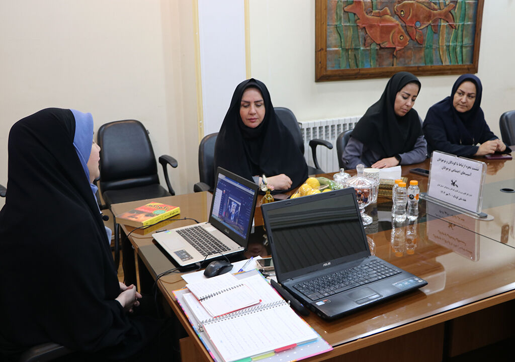 نشست تخصصی «آسیبهای اجتماعی و الگوی ارتباط مؤثر با نوجوانان»