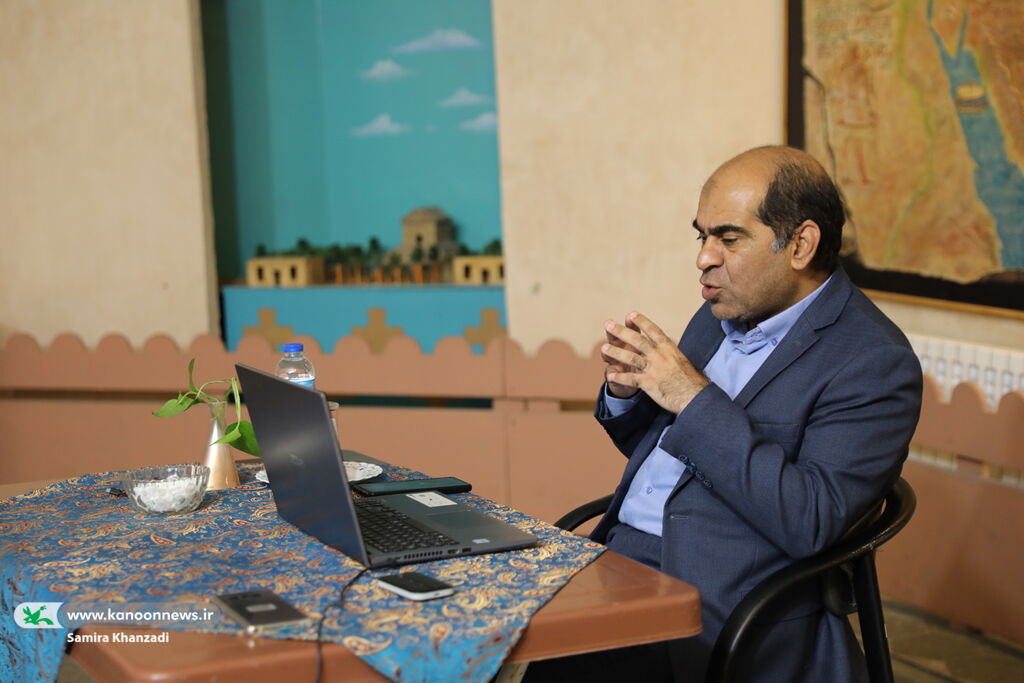 رضا دبیری نژاد رئیس موزه هنرهای معاصر در نشست موزه تاریخ کانون برقراری ارتباط بین قابلیتهای موزه و نیازهای بچهها ضروری است